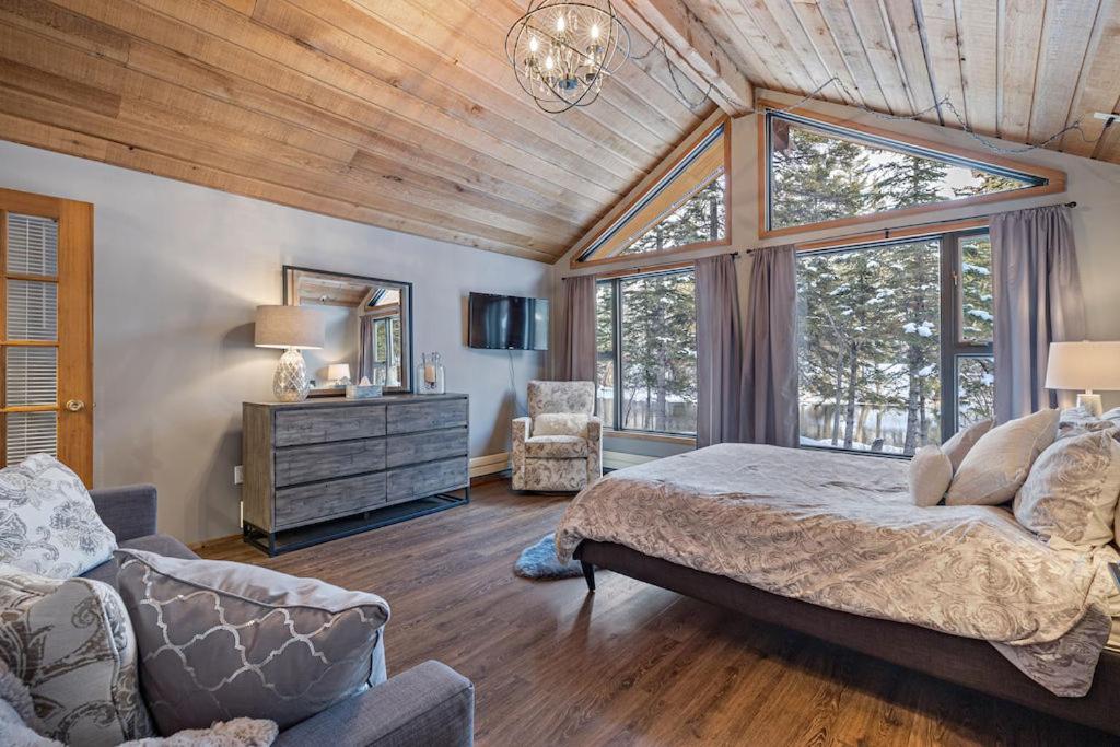 By Canadian Rockies Vacation Apartment