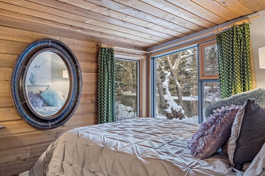 By Canadian Rockies Vacation Apartment *