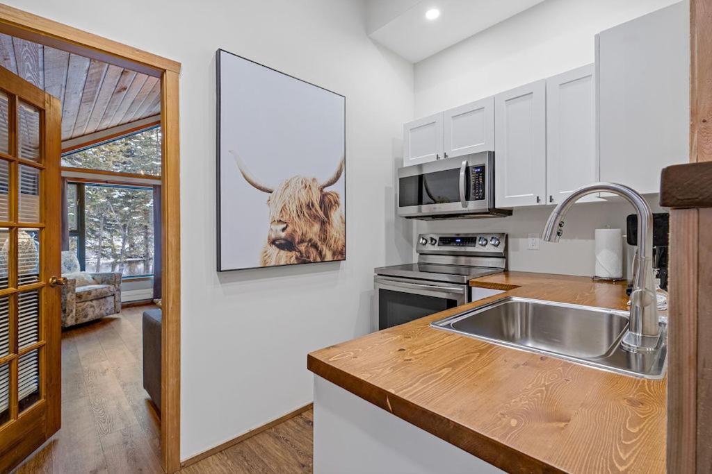 Apartment By Canadian Rockies Vacation