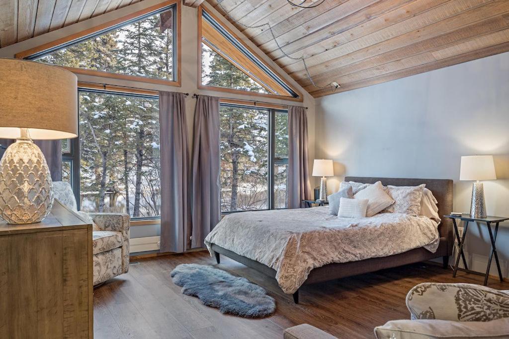By Canadian Rockies Vacation Apartment
