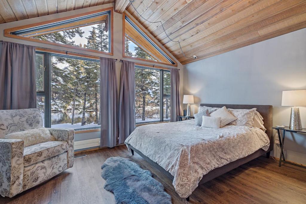 By Canadian Rockies Vacation Apartment *