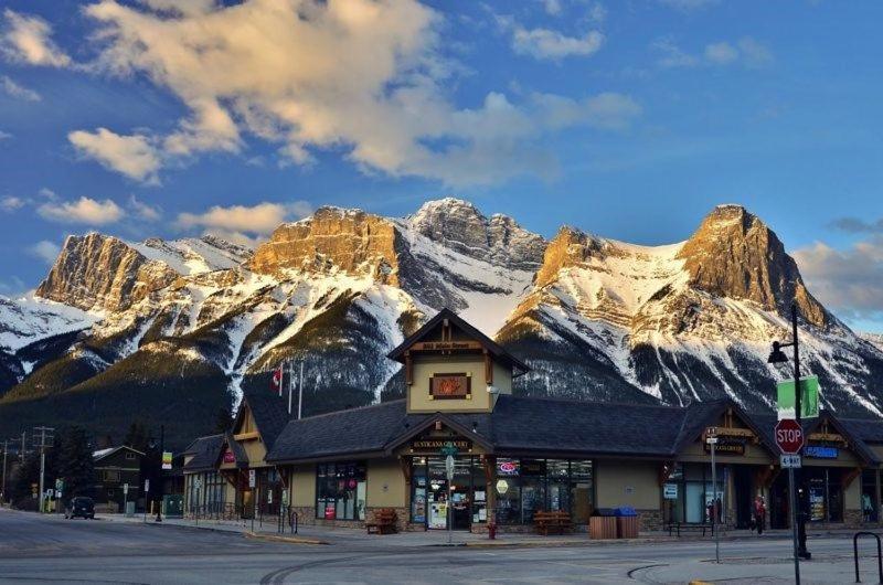 By Canadian Rockies Vacation *